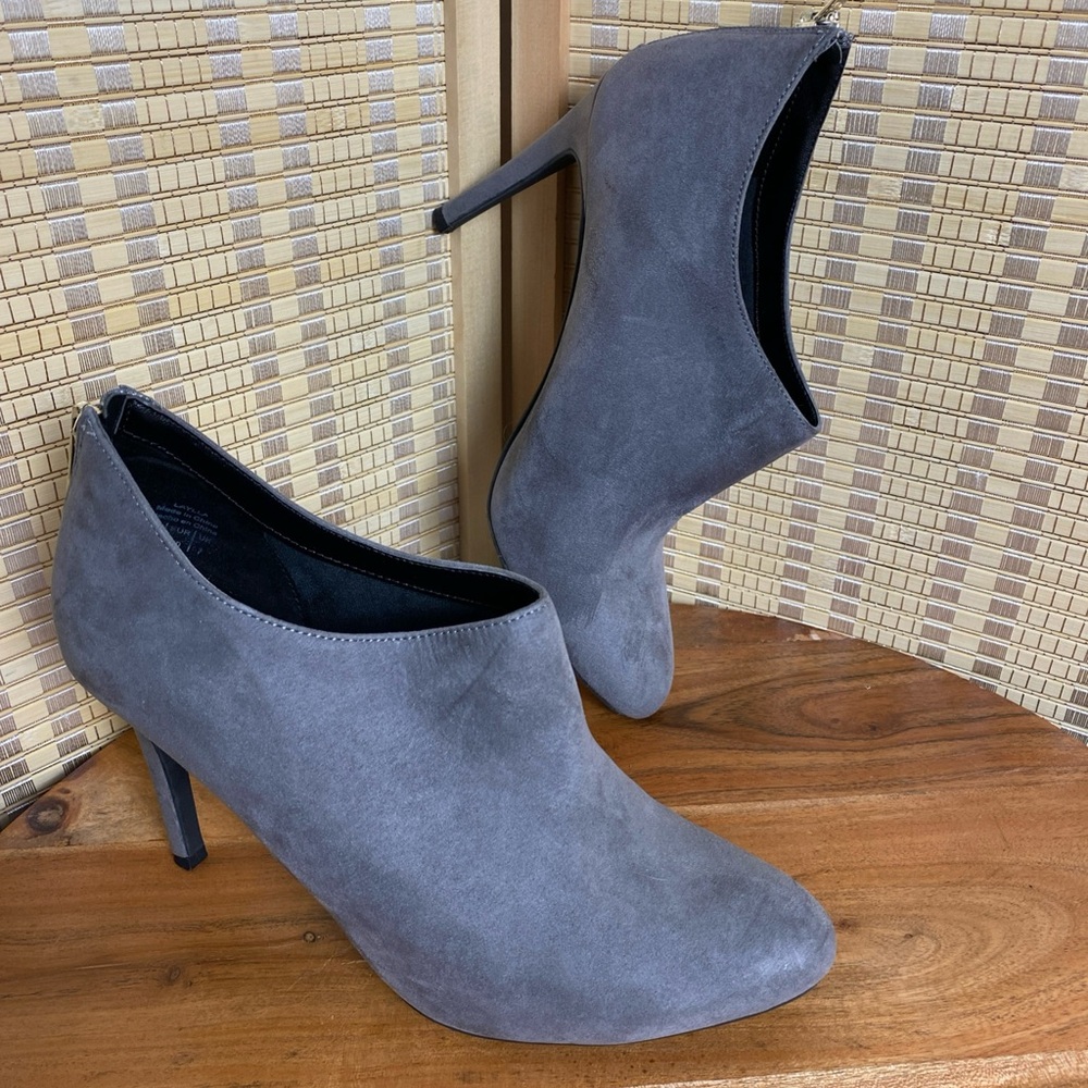 Kelly & Katie Woman’s 9 Gray "Laylla" Suede Booties Business Casual